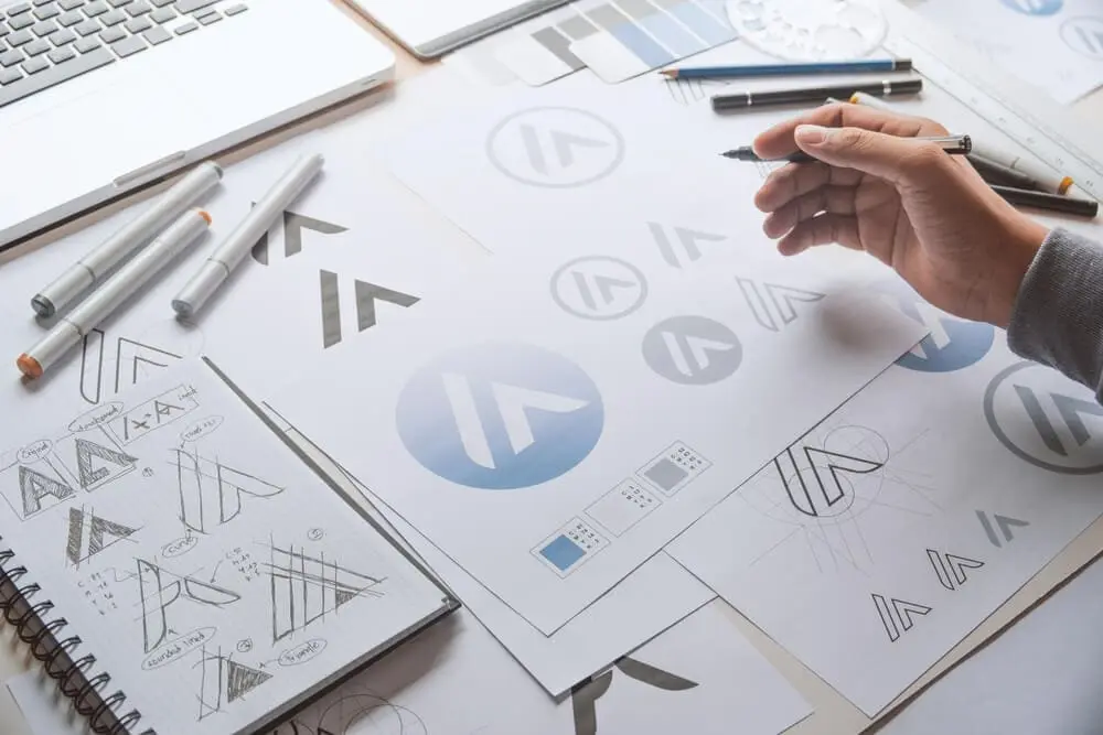 Protótipo de logotipo e identidade visual em material de papelaria e digital